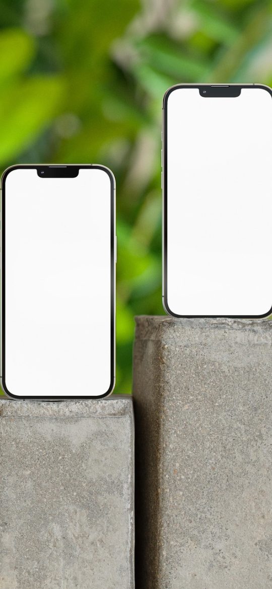 二狗acg App 首页推荐界面截图，竖屏手机上纵向排列着新番封面卡片与分区标签，紫罗兰色调，界面清爽留白充足